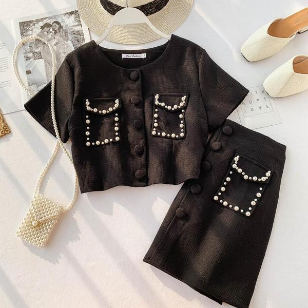 Stílusos női szett fekete-fehér gyöngyökkel díszített ingből és szoknyából