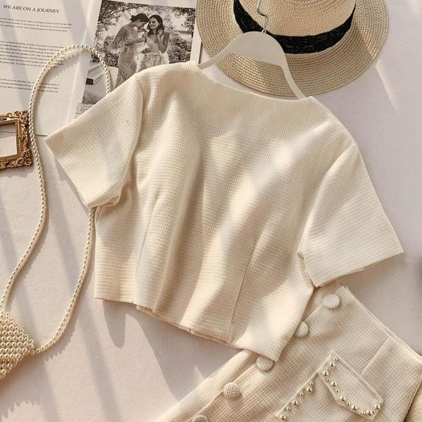 Stílusos női szett fekete-fehér gyöngyökkel díszített ingből és szoknyából