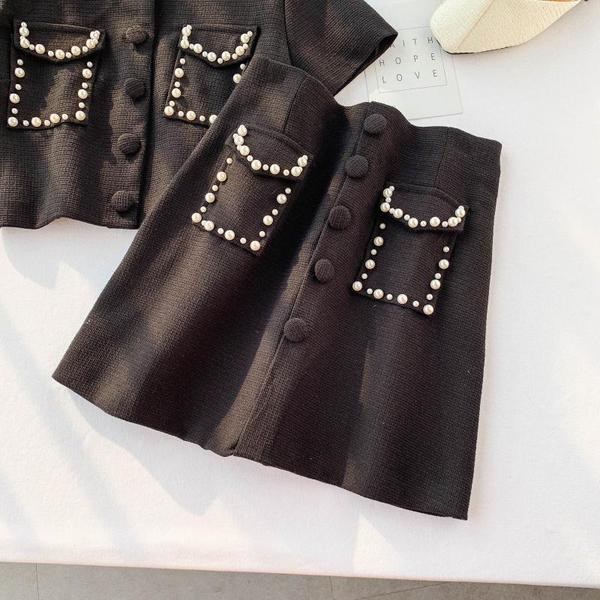 Stílusos női szett fekete-fehér gyöngyökkel díszített ingből és szoknyából