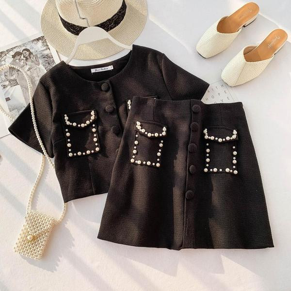 Stílusos női szett fekete-fehér gyöngyökkel díszített ingből és szoknyából