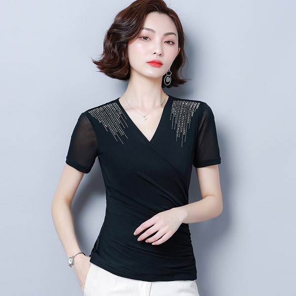 Дамска модерна блуза в черен цвят с камъни