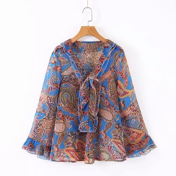 Bluză de damă cu aplicație colorată și mâneci largi