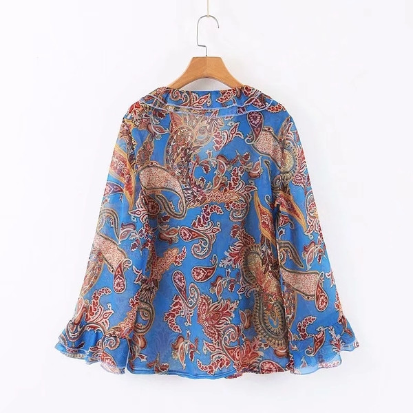 Bluză de damă cu aplicație colorată și mâneci largi