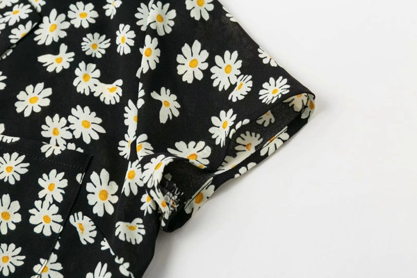 Modern női ing virágos motívumokkal, fekete színben