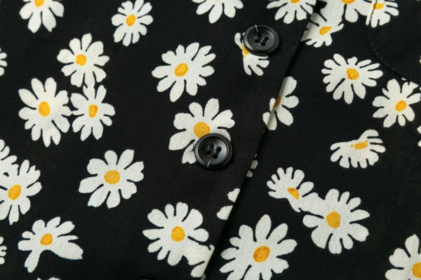 Modern női ing virágos motívumokkal, fekete színben