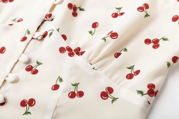 Bluză de damă cu decolteu în V și mâneci 3/4 de culoare albă