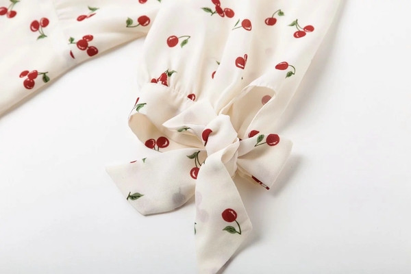 Bluză de damă cu decolteu în V și mâneci 3/4 de culoare albă