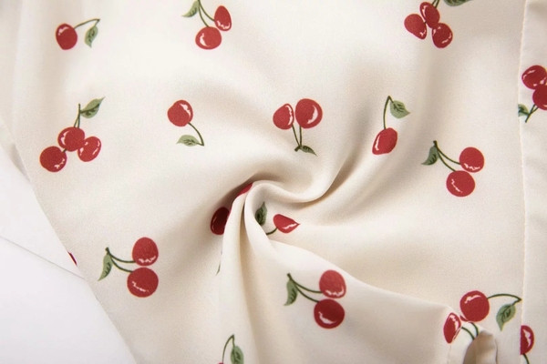 Bluză de damă cu decolteu în V și mâneci 3/4 de culoare albă