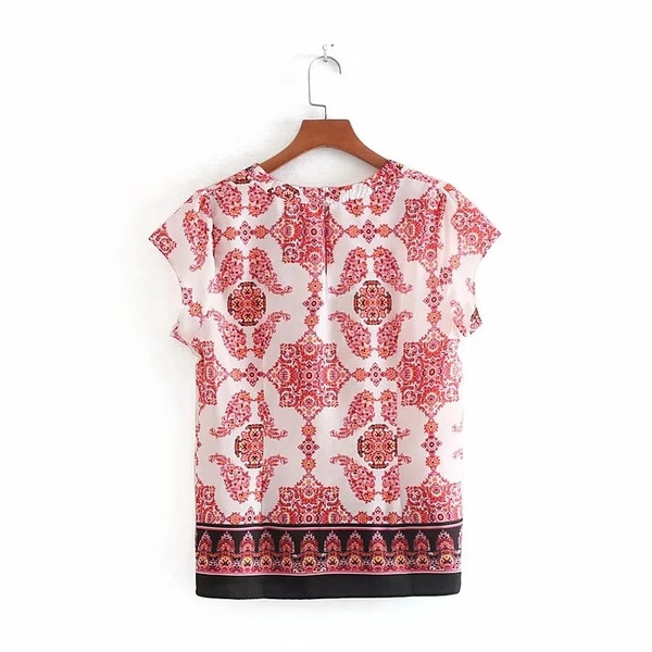 Bluză de damă cu motiv colorat și decolteu O