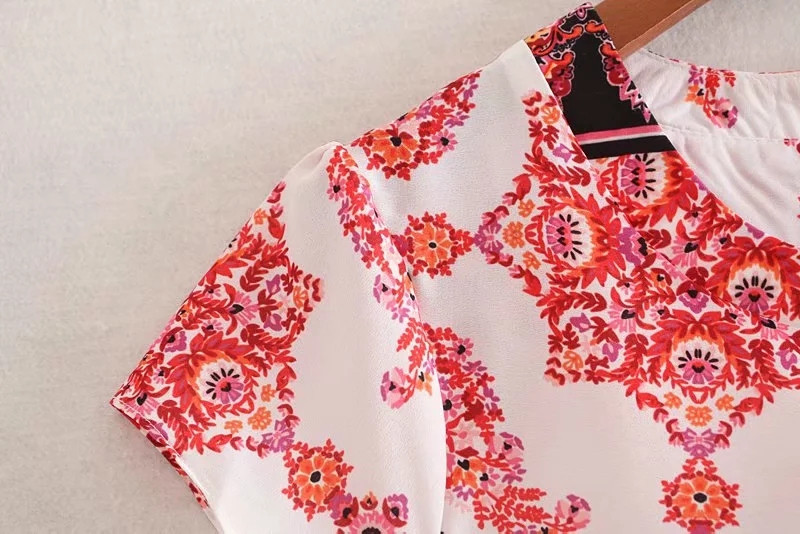 Bluză de damă cu motiv colorat și decolteu O