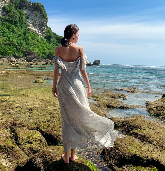 Rochie de dama moderna - model croiat cu umerii goi