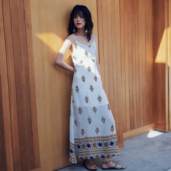 Rochie lungă casual de damă, albă, cu bretele subțiri