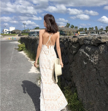 Rochie lungă, modernă, albă, cu decolteu O