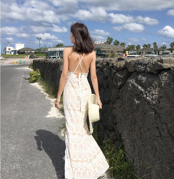 Rochie lungă, modernă, albă, cu decolteu O