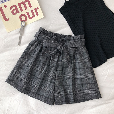 Pantaloni scurti de dama in carouri cu curea in talie in mai multe culori