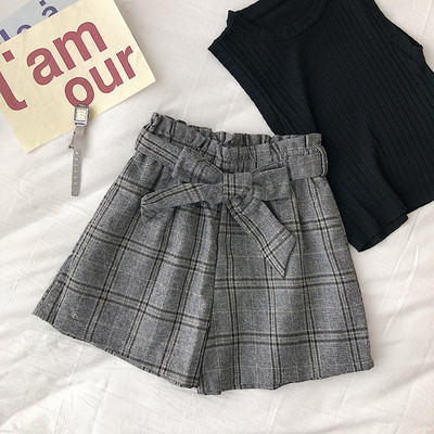 Pantaloni scurti de dama in carouri cu curea in talie in mai multe culori