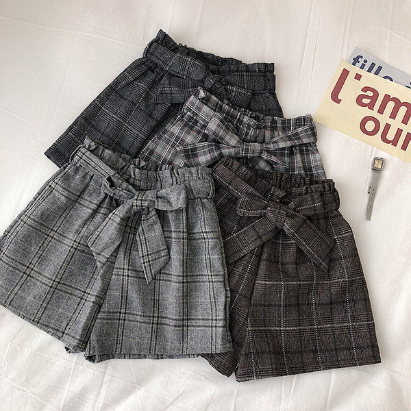 Pantaloni scurti de dama in carouri cu curea in talie in mai multe culori