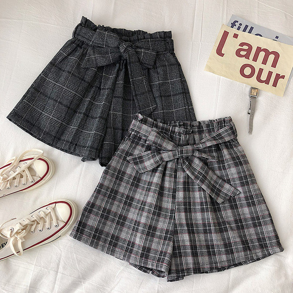 Pantaloni scurti de dama in carouri cu curea in talie in mai multe culori