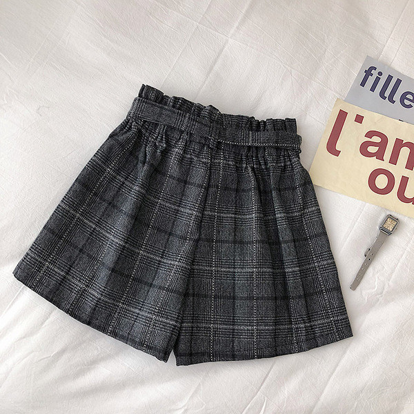 Pantaloni scurti de dama in carouri cu curea in talie in mai multe culori