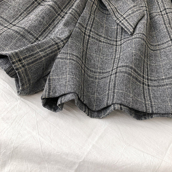 Pantaloni scurti de dama in carouri cu curea in talie in mai multe culori