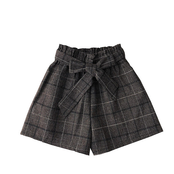 Pantaloni scurti de dama in carouri cu curea in talie in mai multe culori