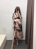 Új modell stílusos női ruha V-nyakkal és hasítékkal