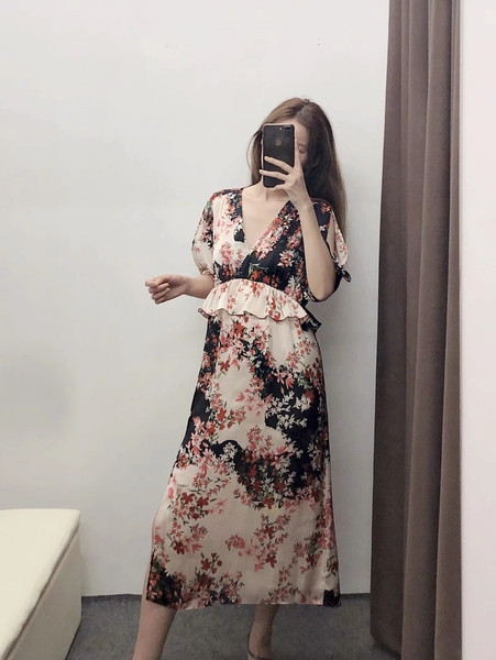 Új modell stílusos női ruha V-nyakkal és hasítékkal