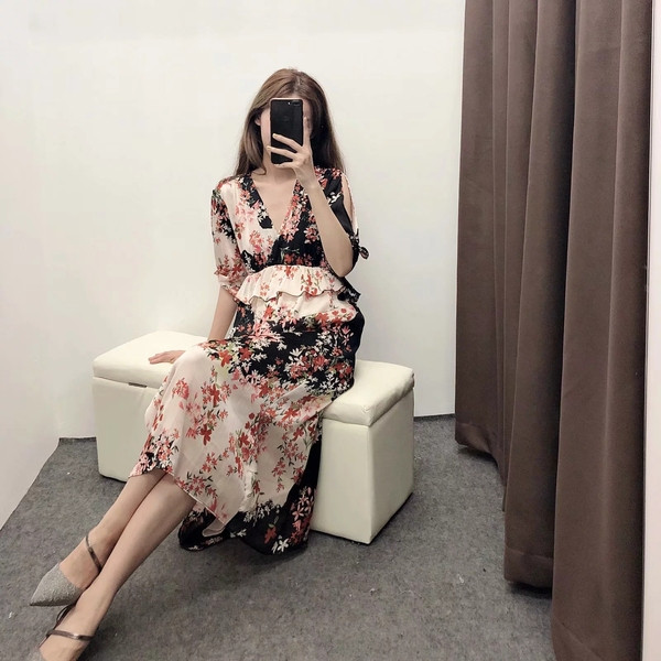 Új modell stílusos női ruha V-nyakkal és hasítékkal