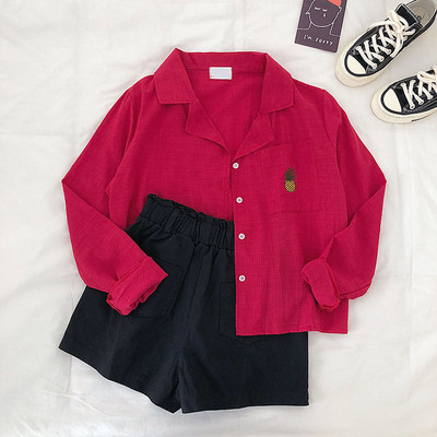 Cămașă de damă cu buzunar și broderie în alb, roșu și albastru