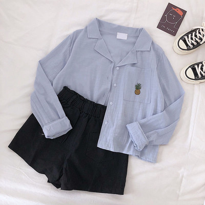 Cămașă de damă cu buzunar și broderie în alb, roșu și albastru