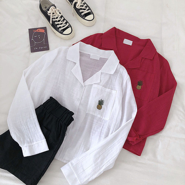 Cămașă de damă cu buzunar și broderie în alb, roșu și albastru