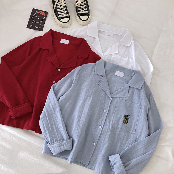 Cămașă de damă cu buzunar și broderie în alb, roșu și albastru