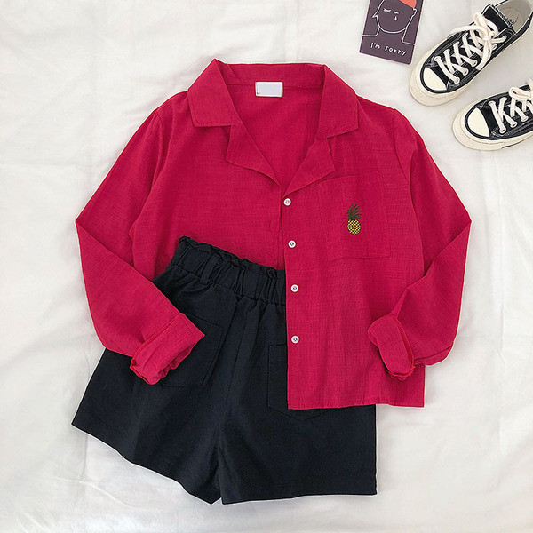 Cămașă de damă cu buzunar și broderie în alb, roșu și albastru