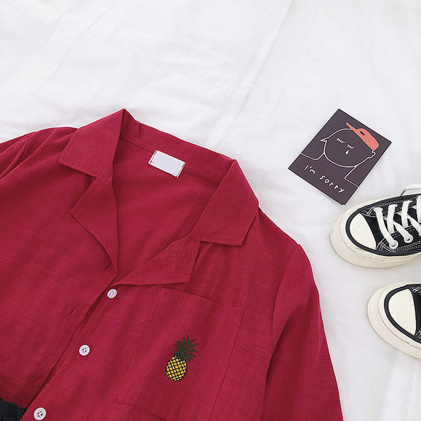 Cămașă de damă cu buzunar și broderie în alb, roșu și albastru