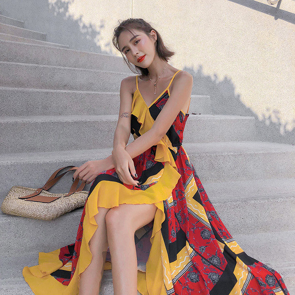 Modern női ruha - vágott modell vékony pántokkal