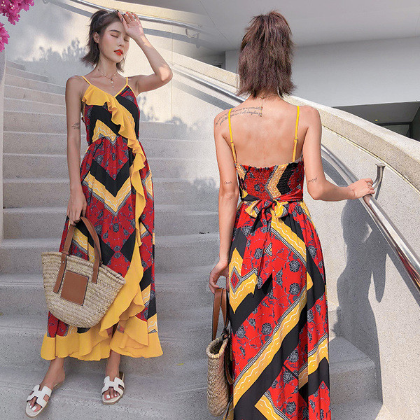 Modern női ruha - vágott modell vékony pántokkal