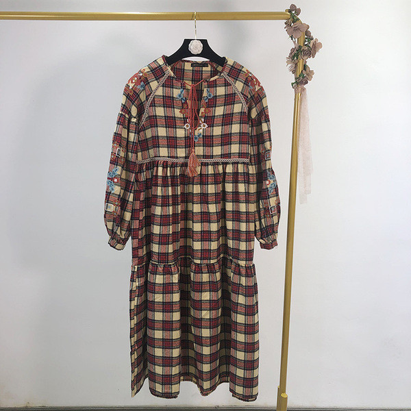 Rochie lunga in carouri cu broderie - model croiat