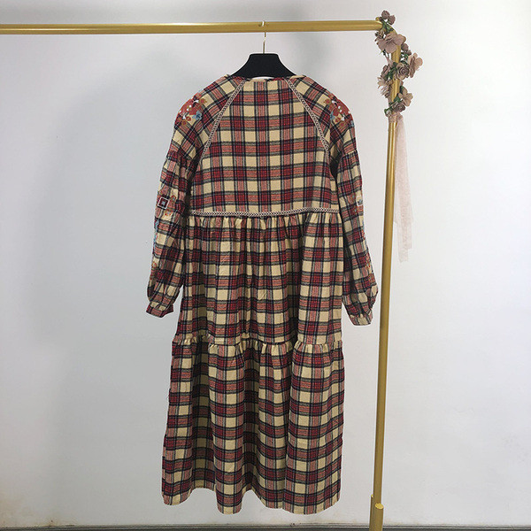 Rochie lunga in carouri cu broderie - model croiat