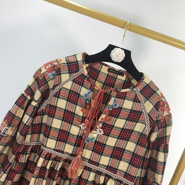 Rochie lunga in carouri cu broderie - model croiat