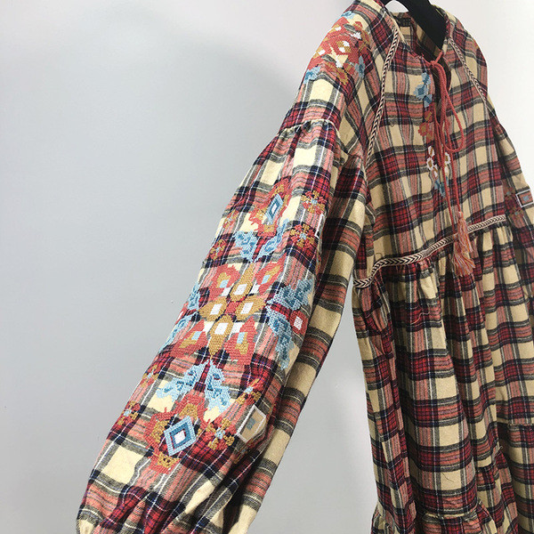 Rochie lunga in carouri cu broderie - model croiat