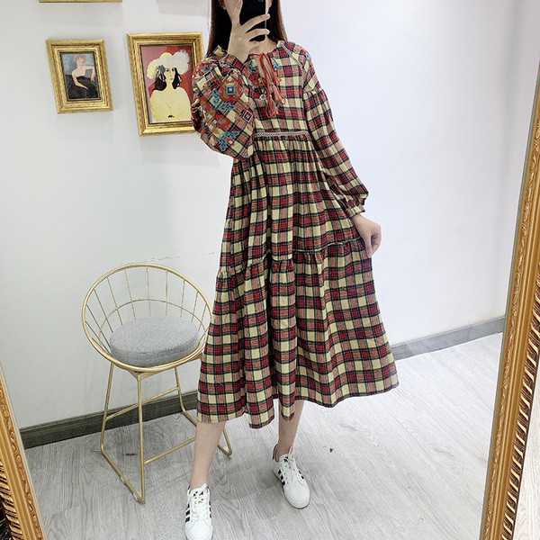 Rochie lunga in carouri cu broderie - model croiat