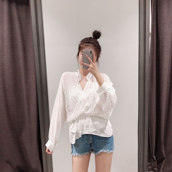 Cămașă modernă de damă cu decolteu în V în culoarea albă