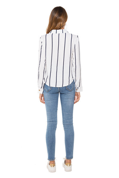 Cămașă modernă de damă cu mâneci lungi și nasturi în alb