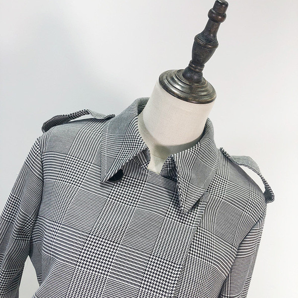 Geaca de primavara-toamna in carouri cu centura in talie