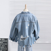 Modern női farmerdzseki O-alakú gallérral, szakadt motívumokkal