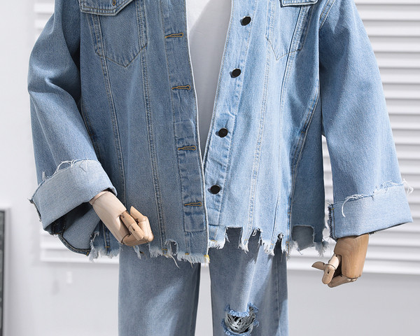 Modern női farmerdzseki O-alakú gallérral, szakadt motívumokkal