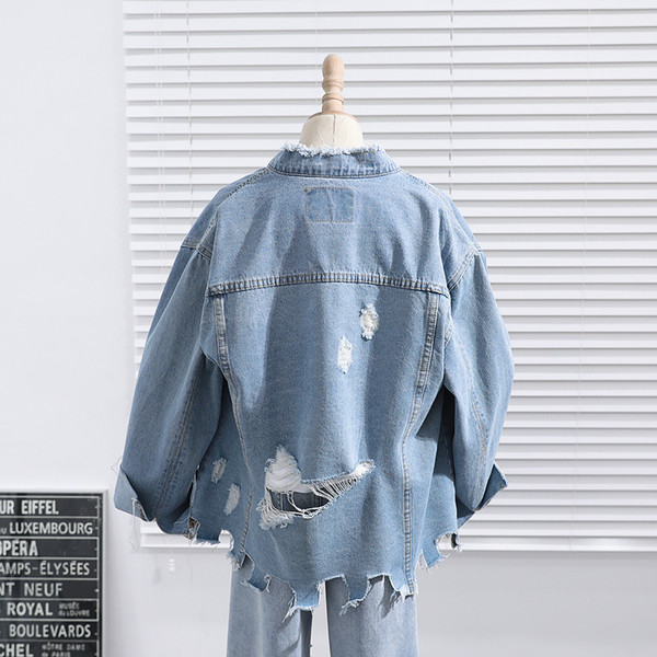 Modern női farmerdzseki O-alakú gallérral, szakadt motívumokkal