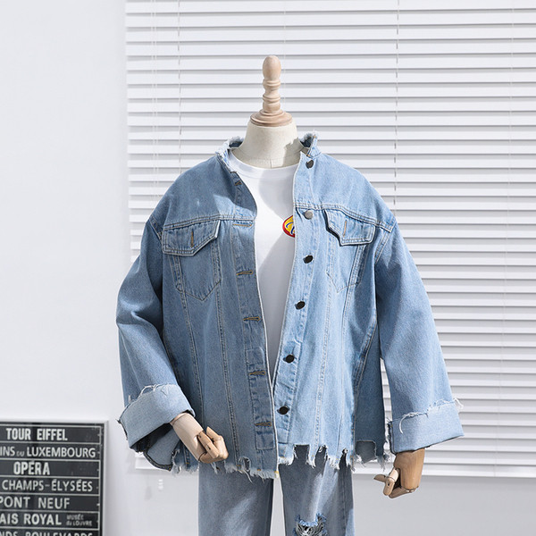 Modern női farmerdzseki O-alakú gallérral, szakadt motívumokkal