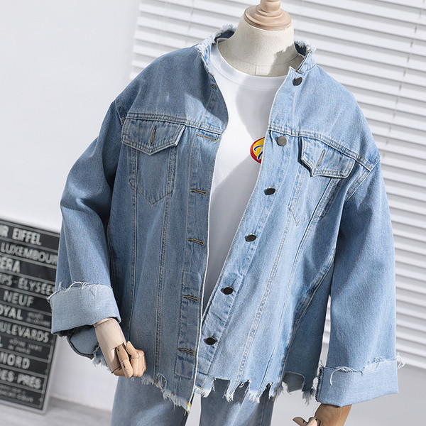 Modern női farmerdzseki O-alakú gallérral, szakadt motívumokkal