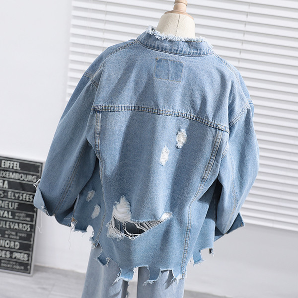 Modern női farmerdzseki O-alakú gallérral, szakadt motívumokkal